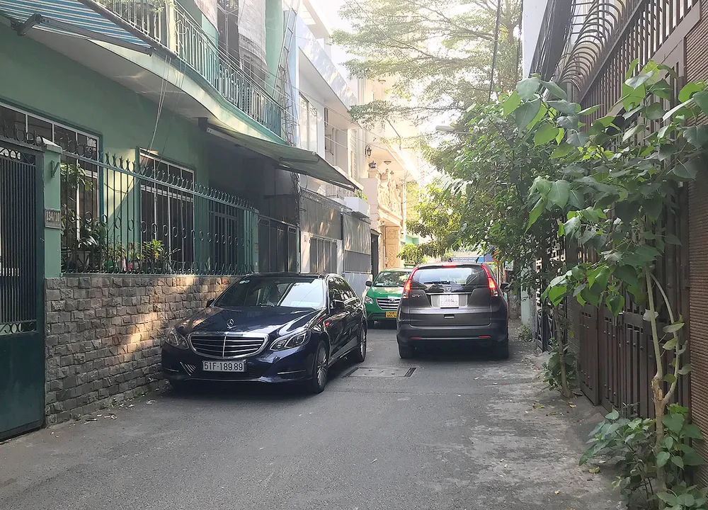 Xe ô tô lấn chiếm hẻm  ảnh 1