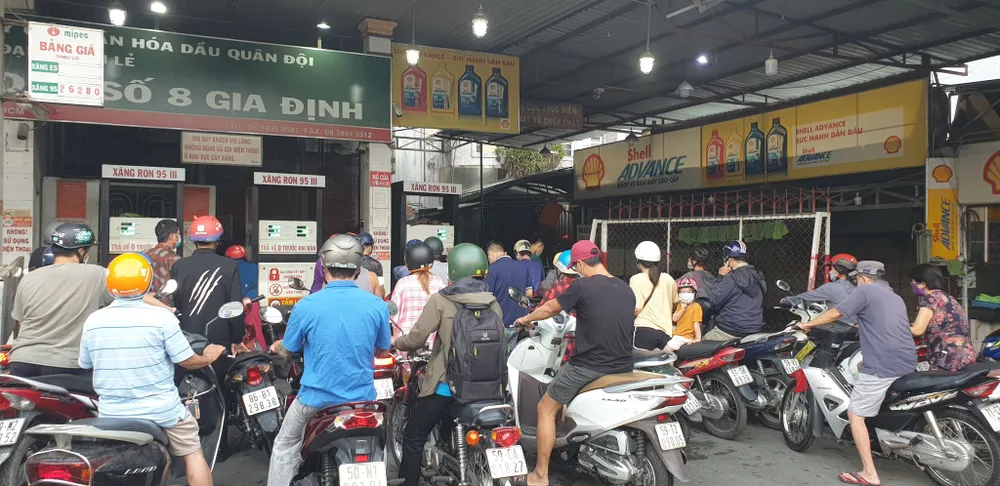 Vẫn còn treo bảng “thiếu xăng” ảnh 5