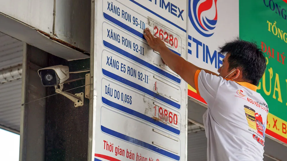 Vẫn còn treo bảng “thiếu xăng” ảnh 1