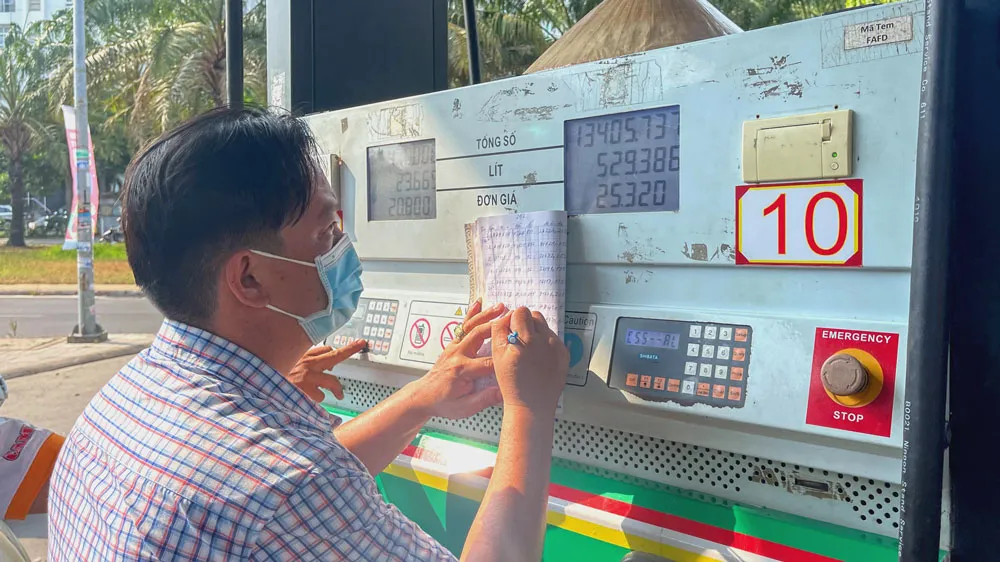 Vẫn còn treo bảng “thiếu xăng” ảnh 2