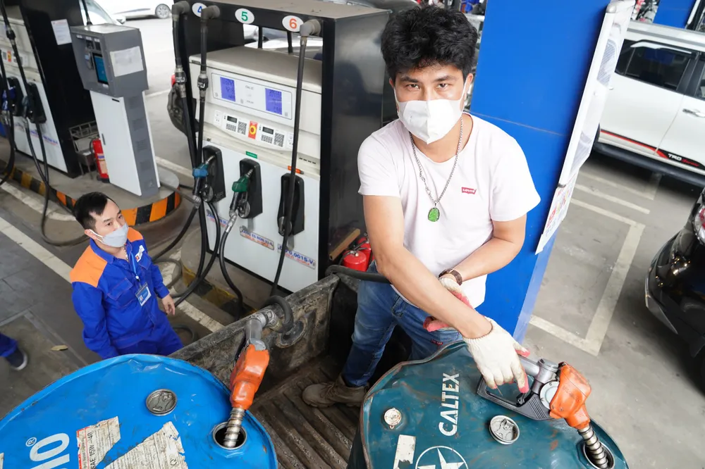 Giá xăng lên sát 30.000 đồng/lít ảnh 1