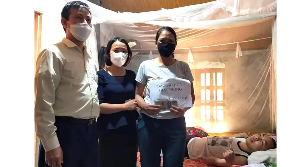 Đại diện Báo SGGP trao 21 triệu đồng  cho gia đình anh Nguyễn Hữu Thọ (huyện Can Lộc, tỉnh Hà Tĩnh). Ảnh: DƯƠNG QUANG
