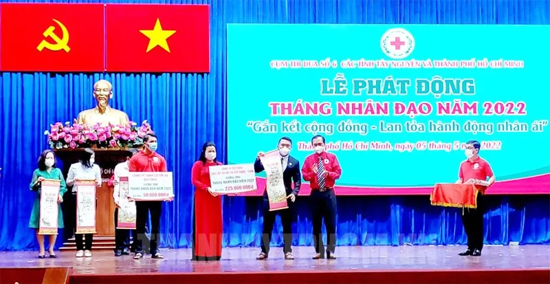 Đại diện Hội Chữ thập đỏ TPHCM tiếp nhận bảng tưởng trưng ủng hộ “Tháng nhân đạo” năm 2022. Ảnh: hcmcpv.org.vn