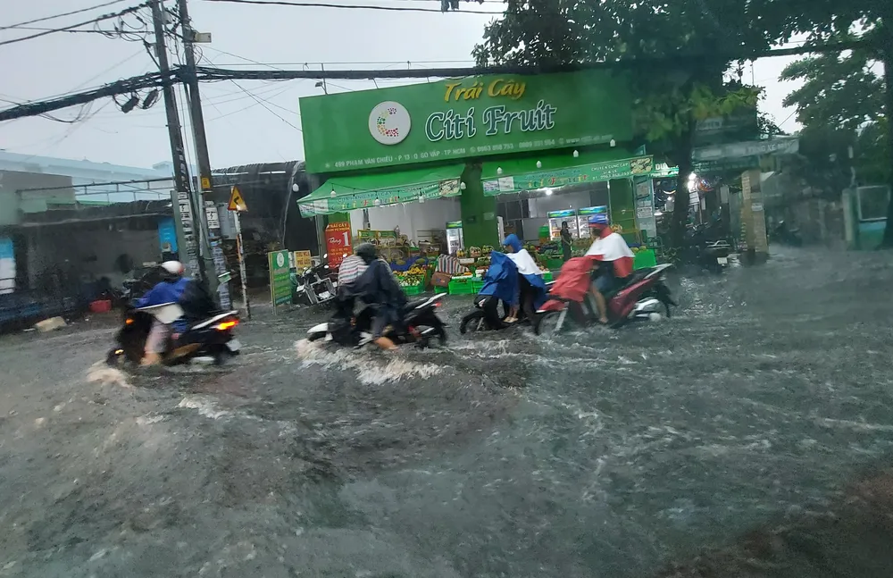 TPHCM: Mưa to, gây ngập trên diện rộng  ảnh 2
