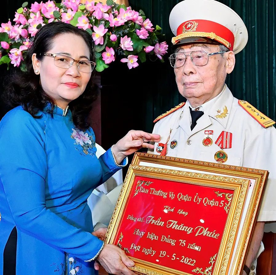 Một gia đình có 3 người cùng nhận Huy hiệu Đảng ảnh 1