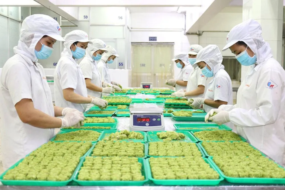 Công nhân chế biến hàng xuất khẩu  tại một doanh nghiệp ở TPHCM. Ảnh: HOÀNG HÙNG