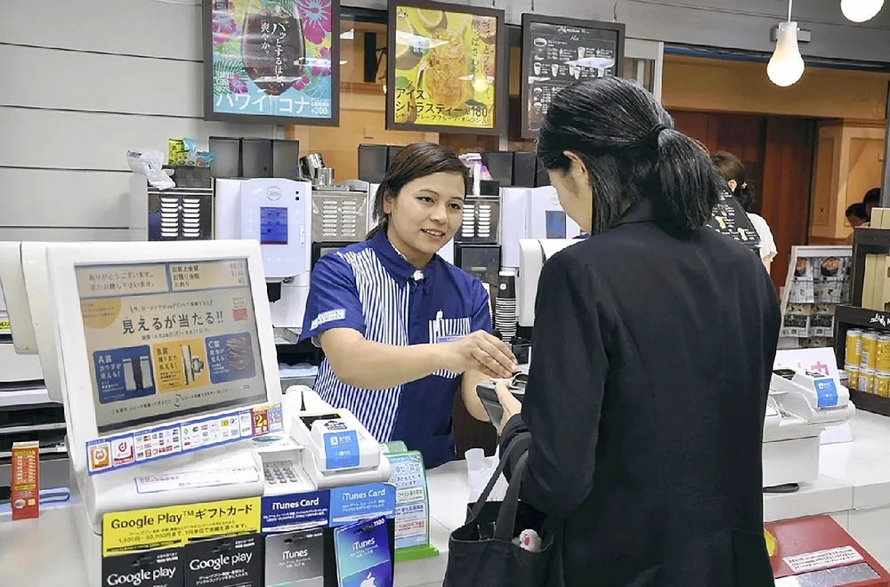 Người nước ngoài làm việc tại cửa hàng tiện lợi Nhật Bản