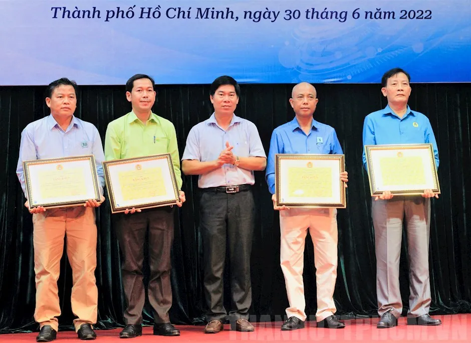 Các tập thể tiêu biểu nhận Bằng khen của Tổng LĐLĐ Việt Nam. Ảnh: LONG HỒ