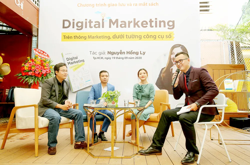 Đỏ mắt tìm nhà phê bình trẻ ảnh 1