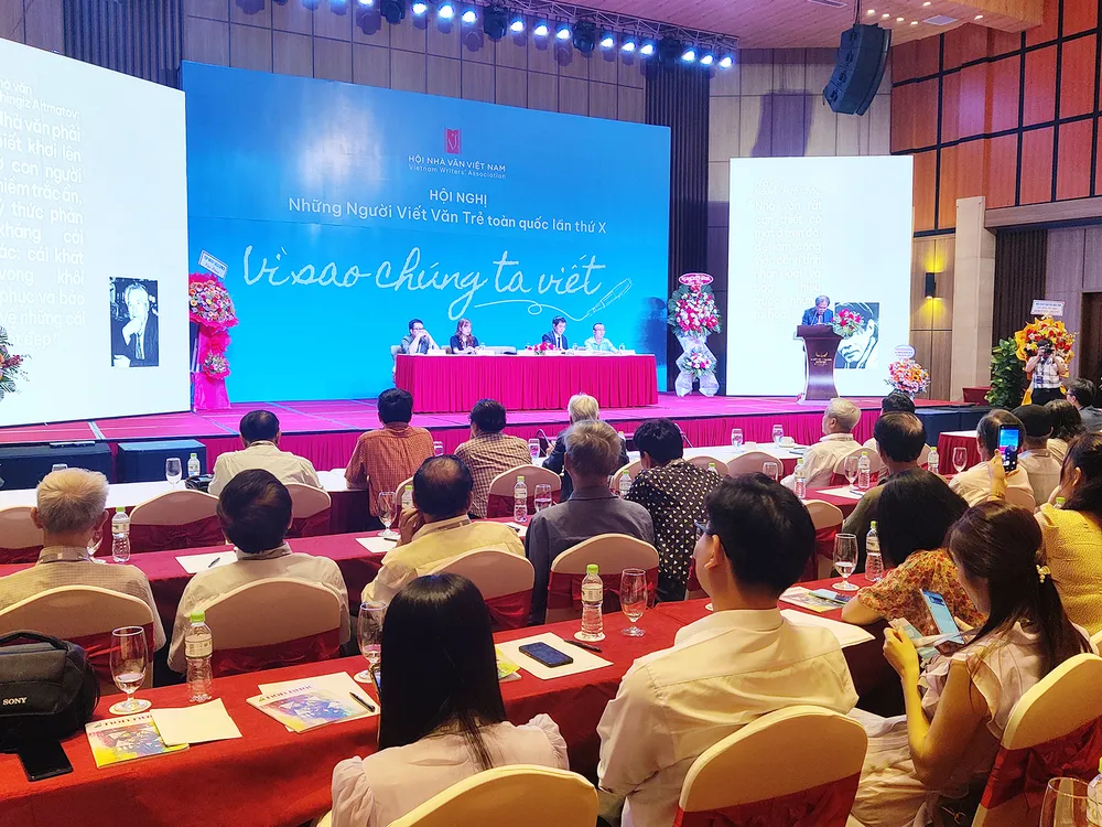 Đỏ mắt tìm nhà phê bình trẻ ảnh 2