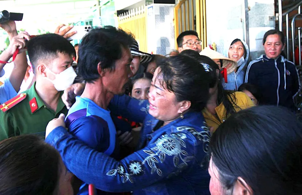 Xóm biển nghèo đón 5 ngư dân trở về từ “cõi chết” ảnh 1