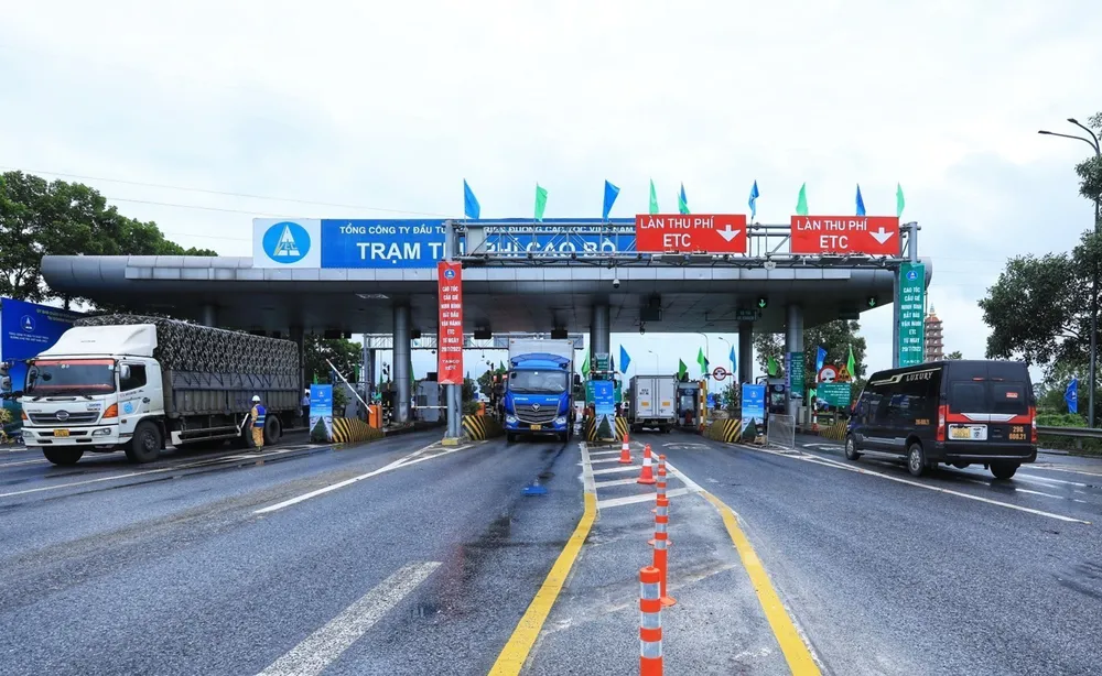 Thu phí không dừng trên đường cao tốc từ 1-8: Người dân còn chần chừ  ảnh 1