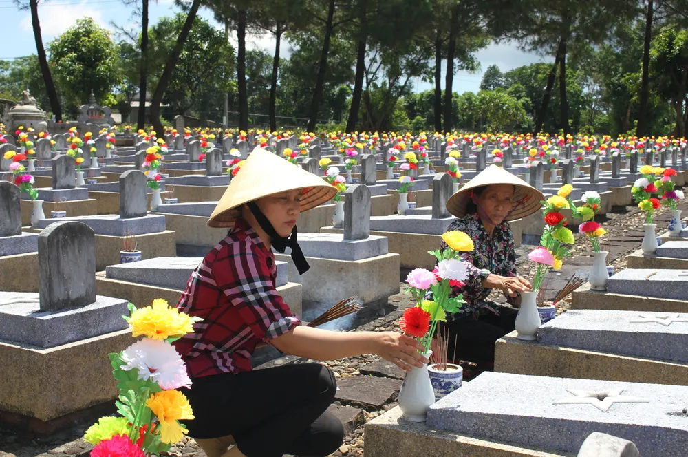 Hai đời chăm lo mộ phần liệt sĩ ảnh 1
