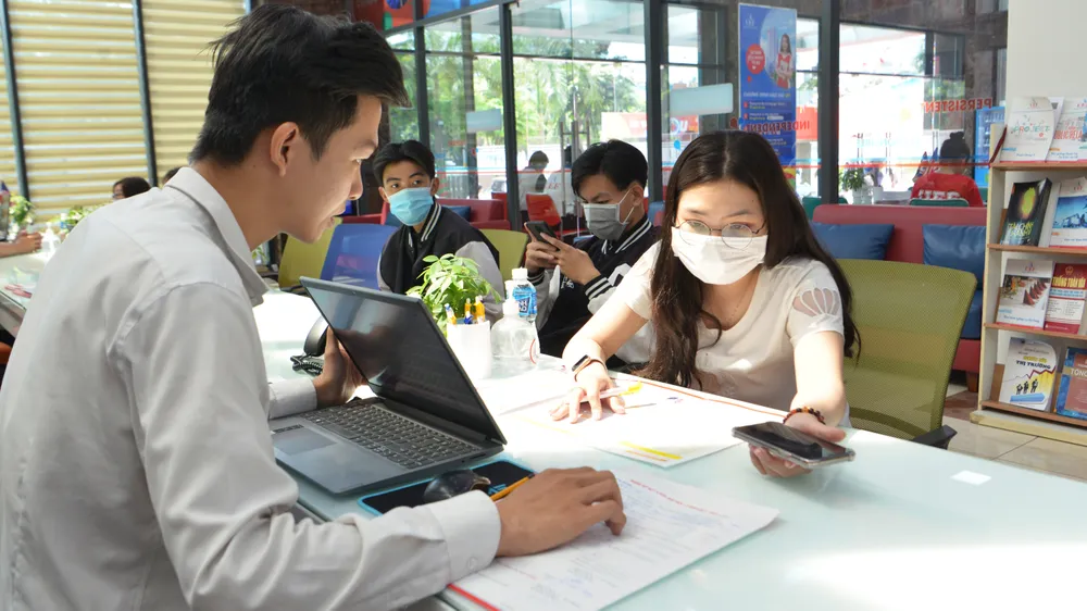 Thí sinh nộp hồ sơ xét tuyển  tại Trường Đại học Kinh tế - Tài chính TPHCM. Ảnh: CAO THĂNG