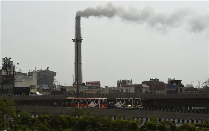 Khí thải bay lên từ nhà máy nhiệt điện Badarpur ở New Delhi, Ấn Độ. Ảnh: AFP/TTXVN