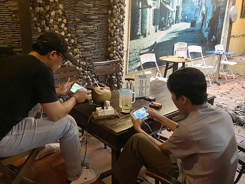 Sử dụng điện thoại khi đang sạc pin: Thói quen nguy hiểm ảnh 1