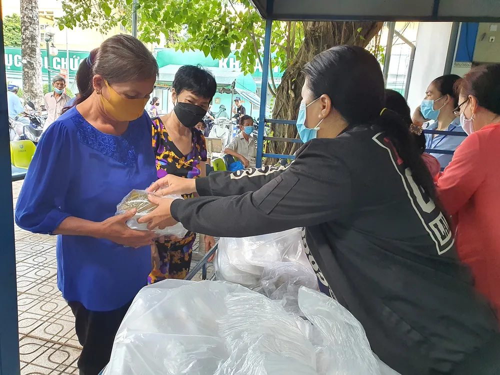 Bệnh nhân nghèo ở Bệnh viện Quân dân y miền Đông nhận phần cơm nghĩa tình