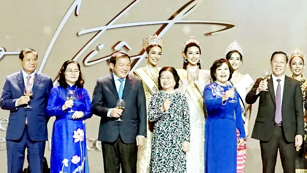 Các đồng chí lãnh đạo Bộ VH-TT-DL và TPHCM  cùng các đại biểu dự sự kiện. Ảnh: HOÀNG HÙNG