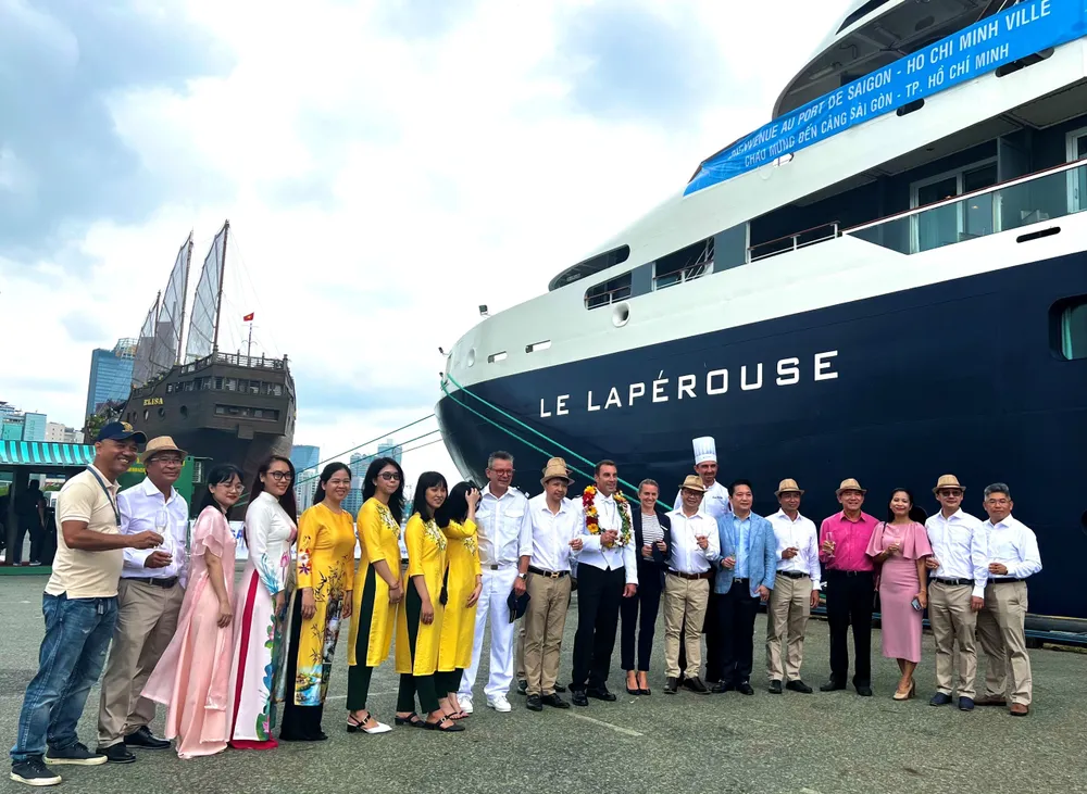 Khách quốc tế tấp nập đến Việt Nam  ảnh 1