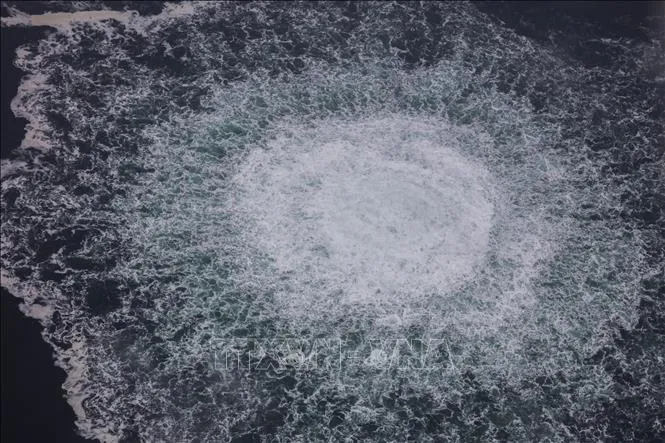 Khí đốt rò rỉ trên đường ống thuộc hệ thống dòng chảy phương Bắc 1 ở vùng kinh tế Thụy Điển trên biển Baltic, ngày 28-9-2022. Ảnh: AFP/TTXVN