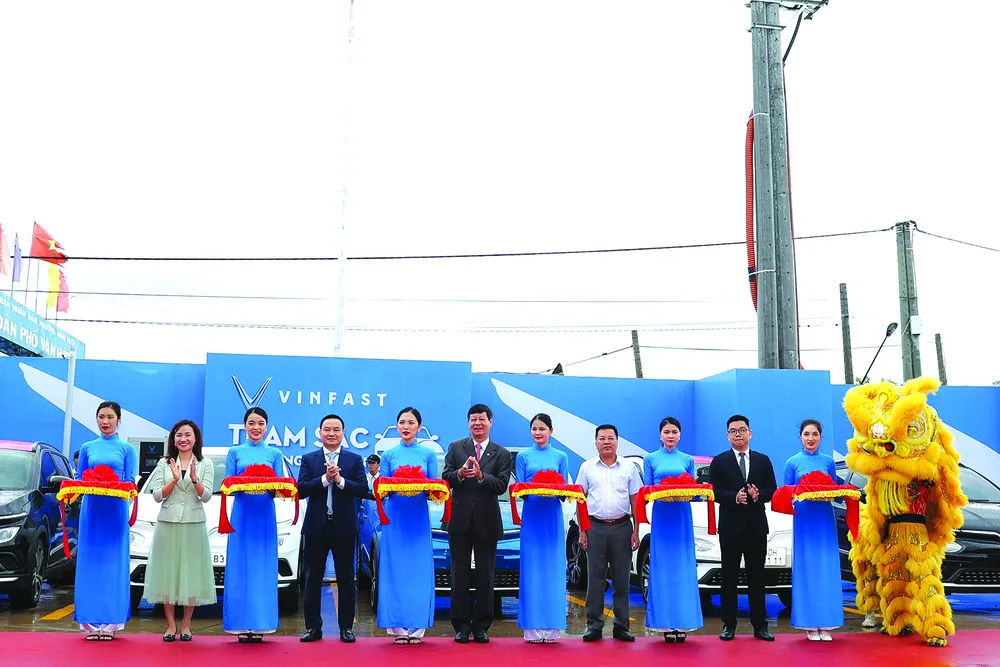 VinFast và Petrolimex khai trương dịch vụ sạc xe điện tại hệ thống Petrolimex trên toàn quốc ảnh 1