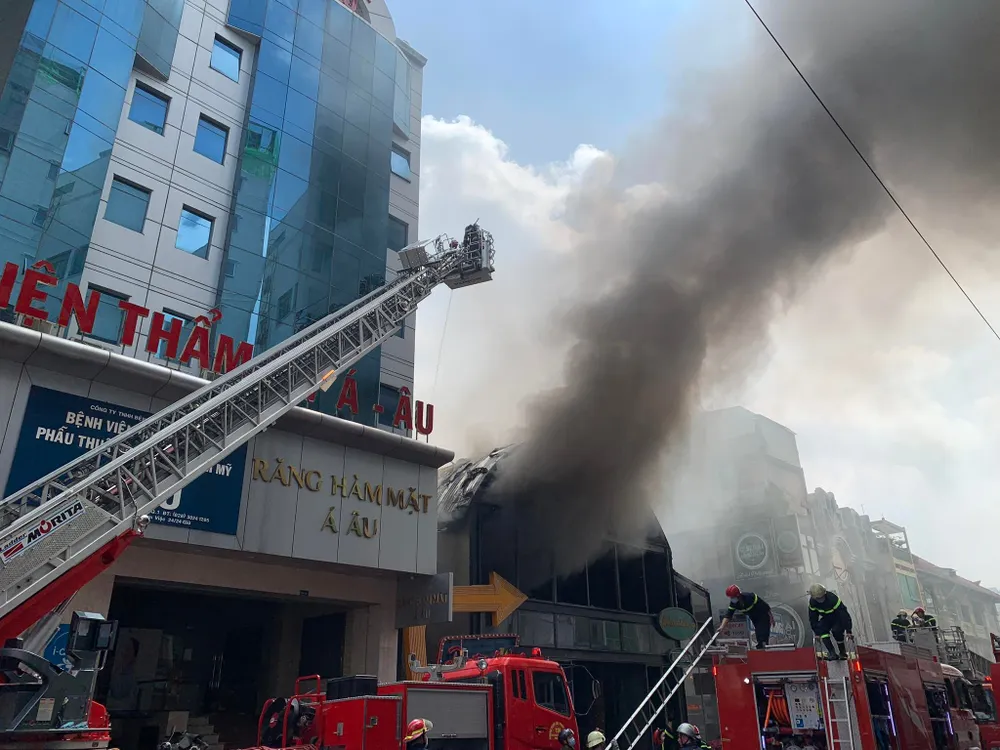 Cháy lớn ở quán bar sau lưng chợ Bến Thành  ảnh 7