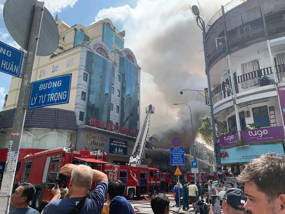 Cháy lớn ở quán bar sau lưng chợ Bến Thành  ảnh 2