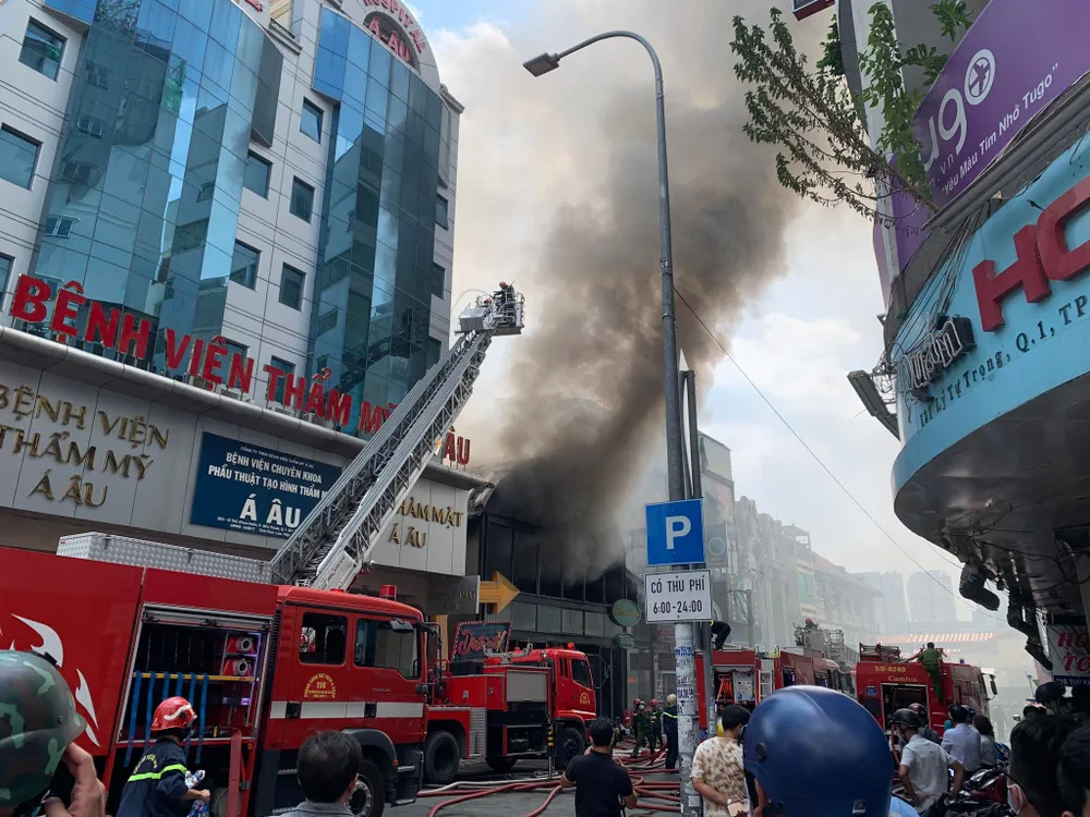 Cháy lớn ở quán bar sau lưng chợ Bến Thành  ảnh 5