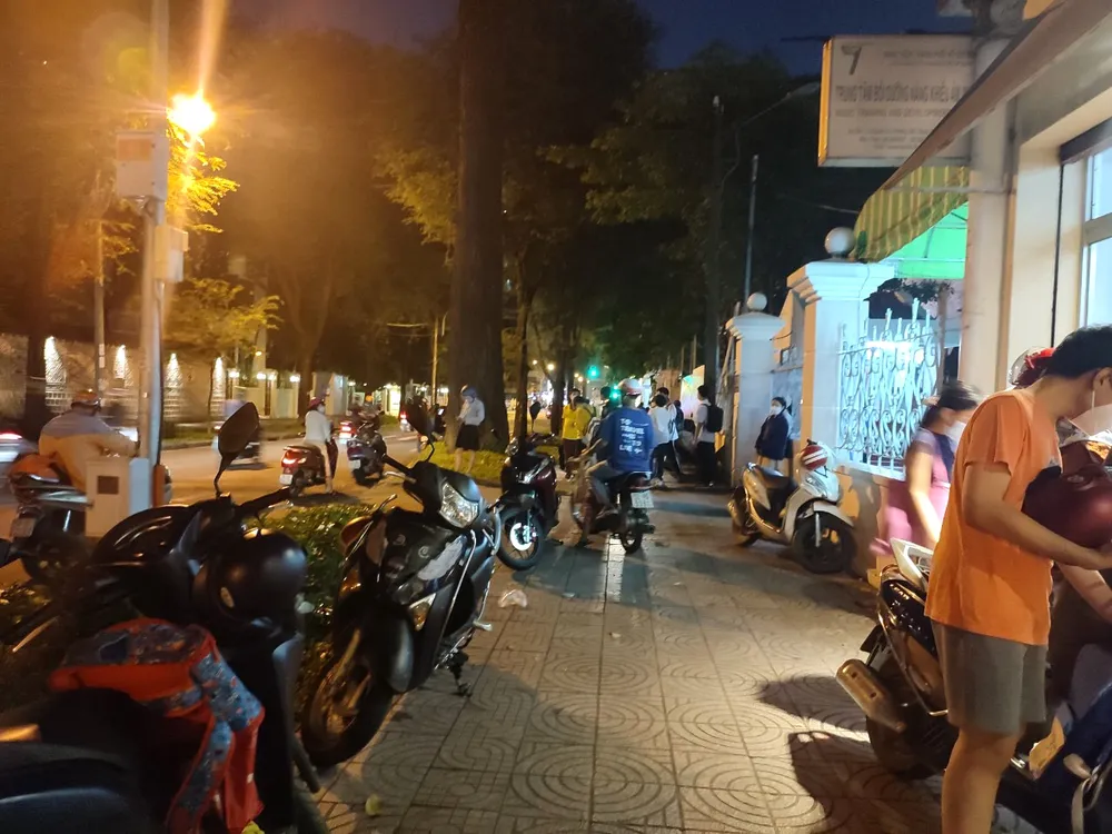 Bên ngoài trường nhạc ảnh 2