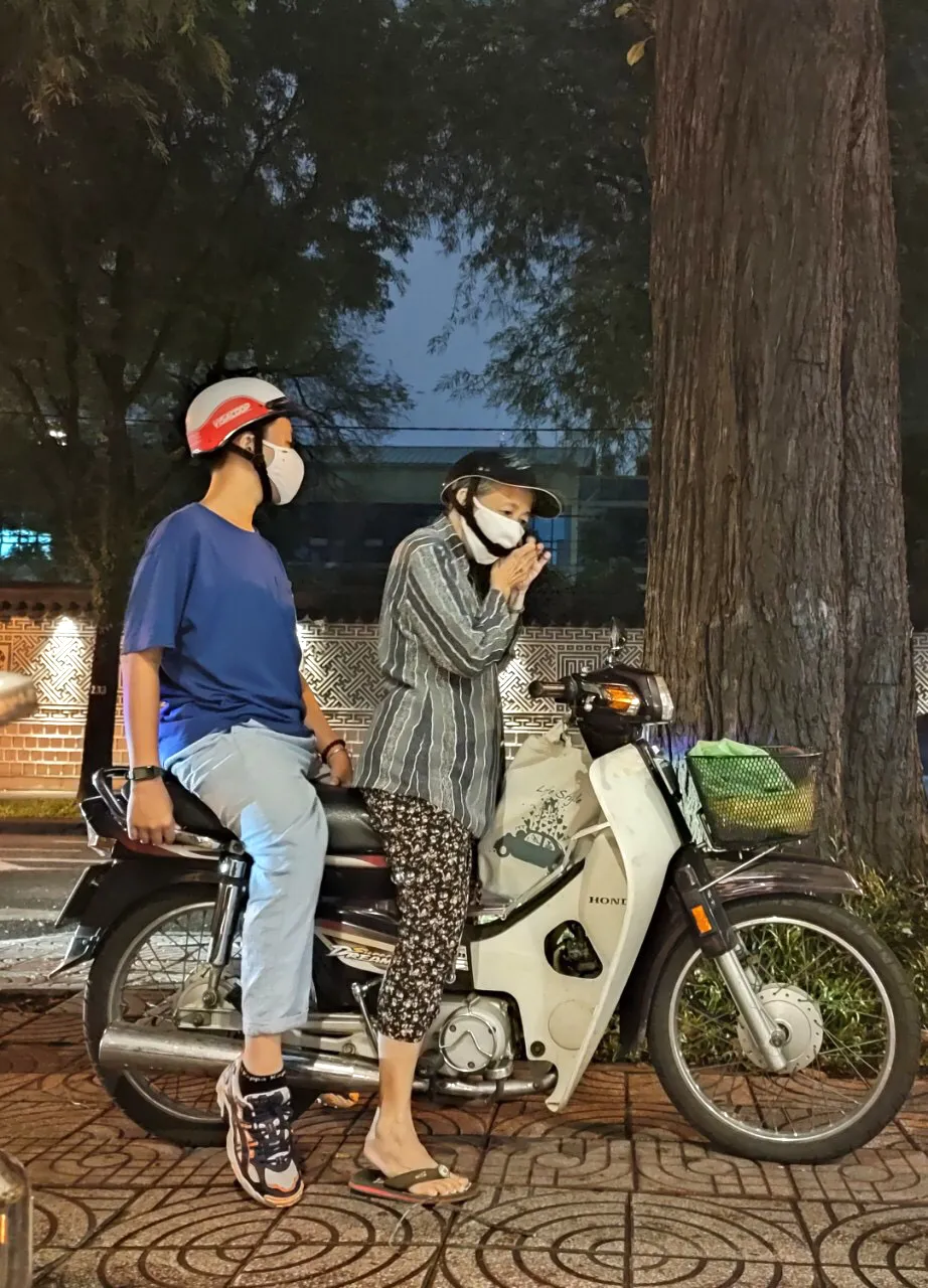 Bên ngoài trường nhạc ảnh 1