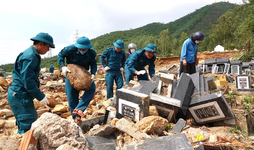 Tìm mộ giúp dân ảnh 2