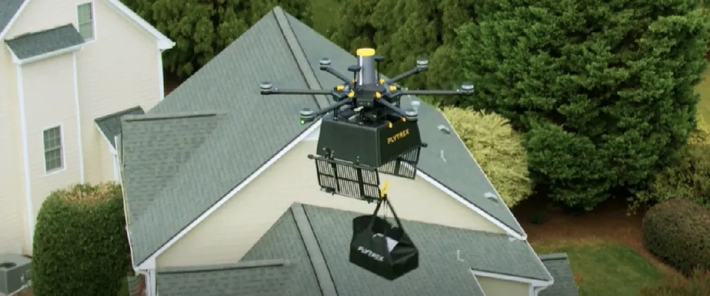 Máy bay  không người lái của Flytrex Aviation khi giao hàng vẫn cần con người giám sát