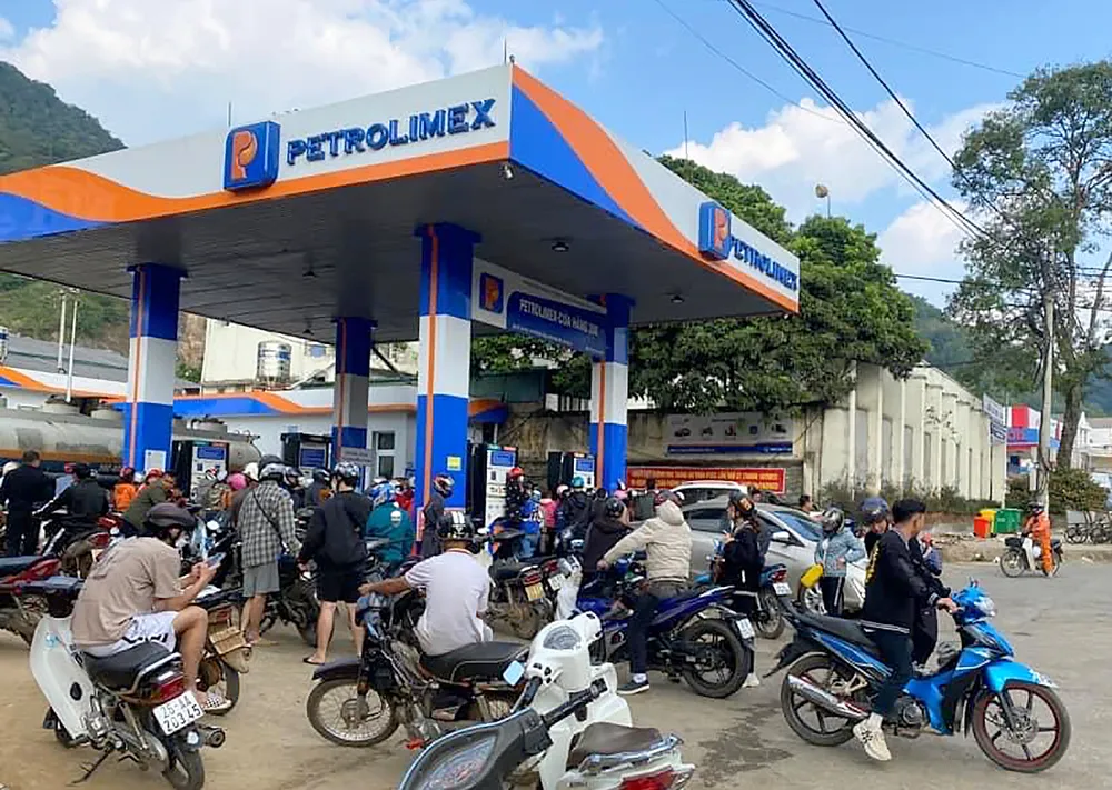 Nhiều nơi ở miền Bắc bán xăng dầu nhỏ giọt ảnh 1