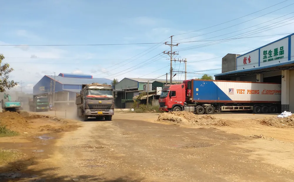 Thi công đường cao tốc, băm nát đường dân sinh ảnh 1