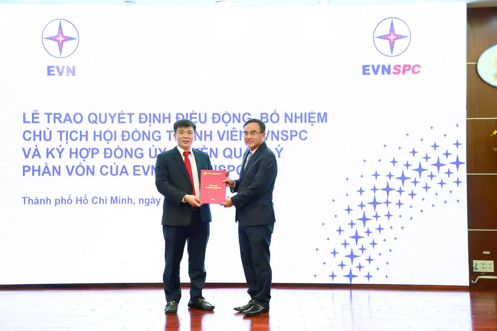 Ông Dương Quang Thành (bên phải) - Bí thư Đảng ủy, Chủ tịch HĐTV EVN trao Quyết định bổ nhiệm ông Lê Văn Trang (bên trái)  giữ chức Chủ tịch HĐTV EVNSPC