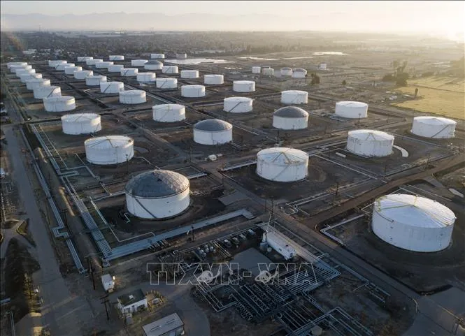 Các bể chứa dầu tại Carson, bang California, Mỹ. Ảnh: AFP/TTXVN