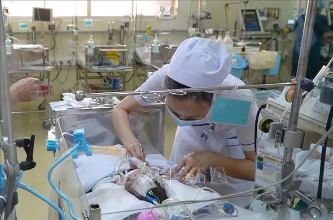 Hiện tại, bé đang được chăm sóc tích cực, sinh hiệu ổn. Ảnh: TTXVN