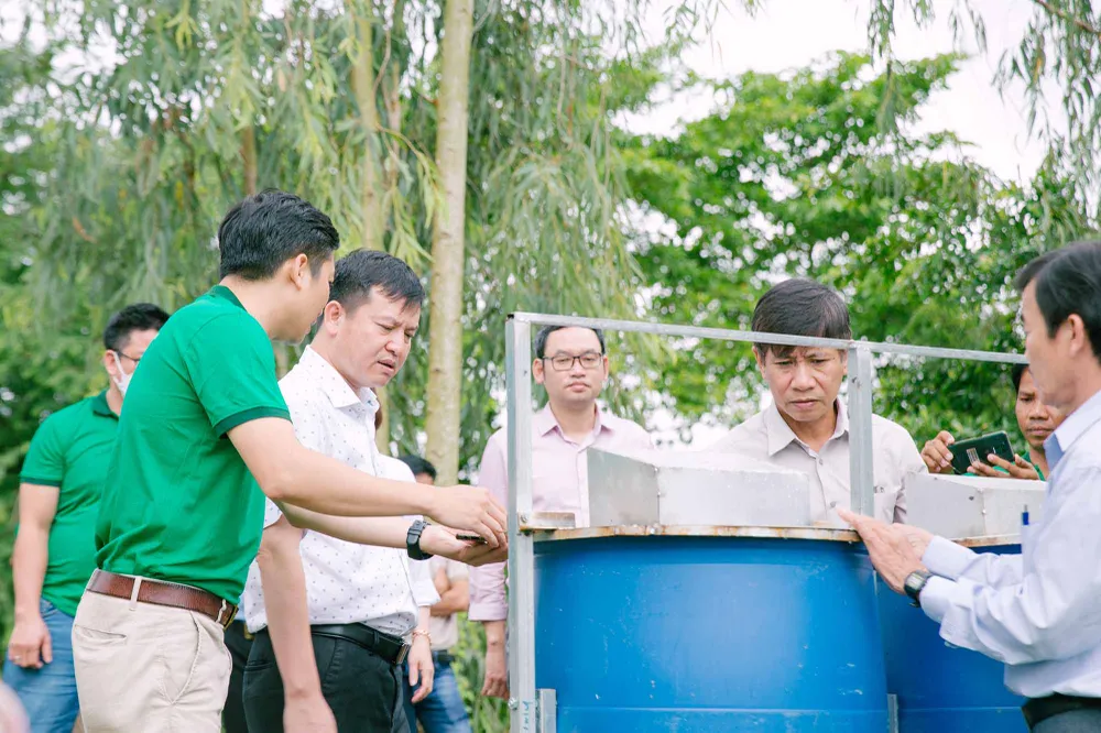 Các cán bộ khảo sát lắp đặt bình chứa tại mô hình sử dụng thuốc BVTV tại huyện Lấp Vò