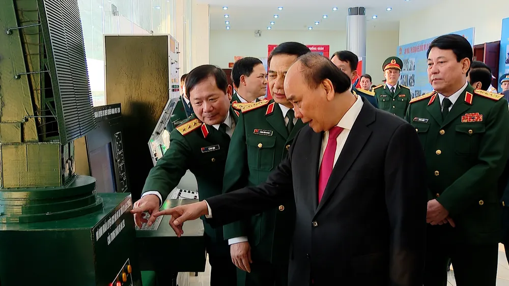 Chủ tịch nước Nguyễn Xuân Phúc thăm Quân chủng Phòng không - Không quân
