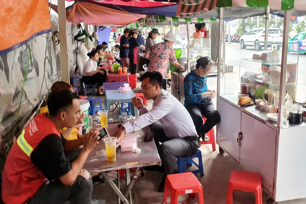 Hàng rong đem đến những bữa ăn vừa túi tiền người lao động ở trung tâm thành phố