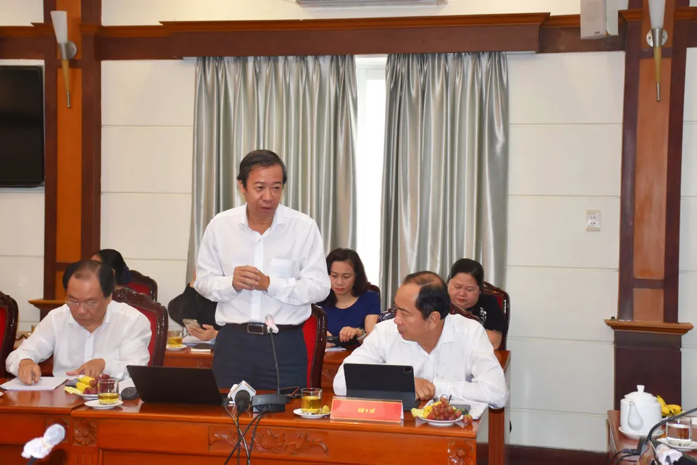 TS-BS Nguyễn Văn Vĩnh Châu, Phó Giám đốc Sở Y tế TPHCM báo cáo tại buổi giám sát