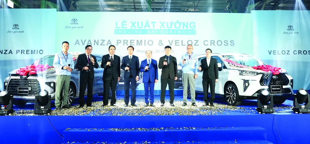 Đại diện Toyota Việt Nam cùng các lãnh đạo tỉnh Vĩnh Phúc tham dự lễ xuất xưởng xe Avanza Premio &amp; Veloz Cross