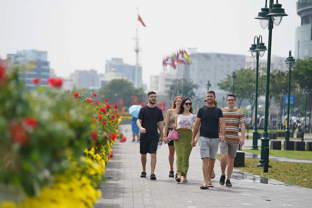 Khách nước ngoài dạo chơi khu vực công viên Bến Bạch Đằng, TPHCM