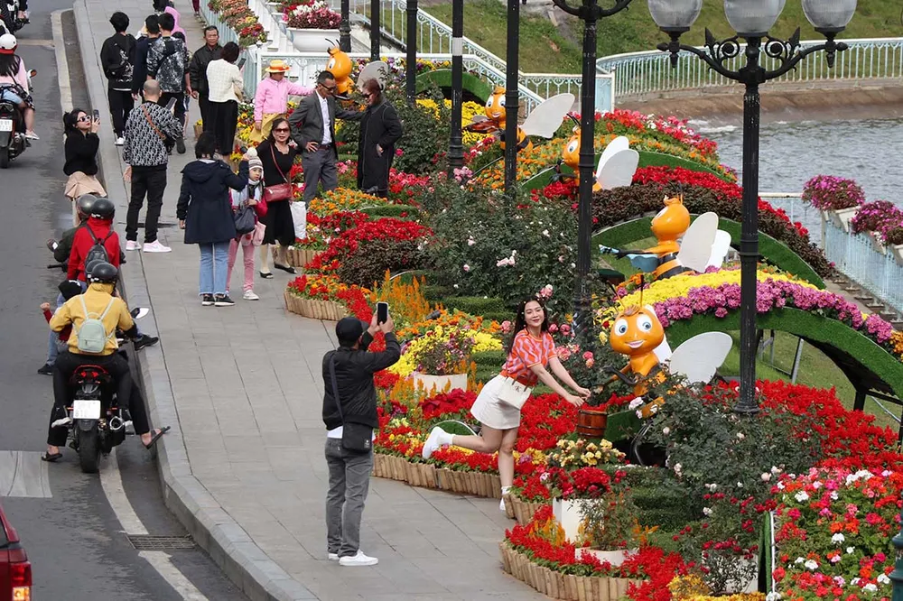 Du khách chụp hình trên cầu Ông Đạo, Đà Lạt