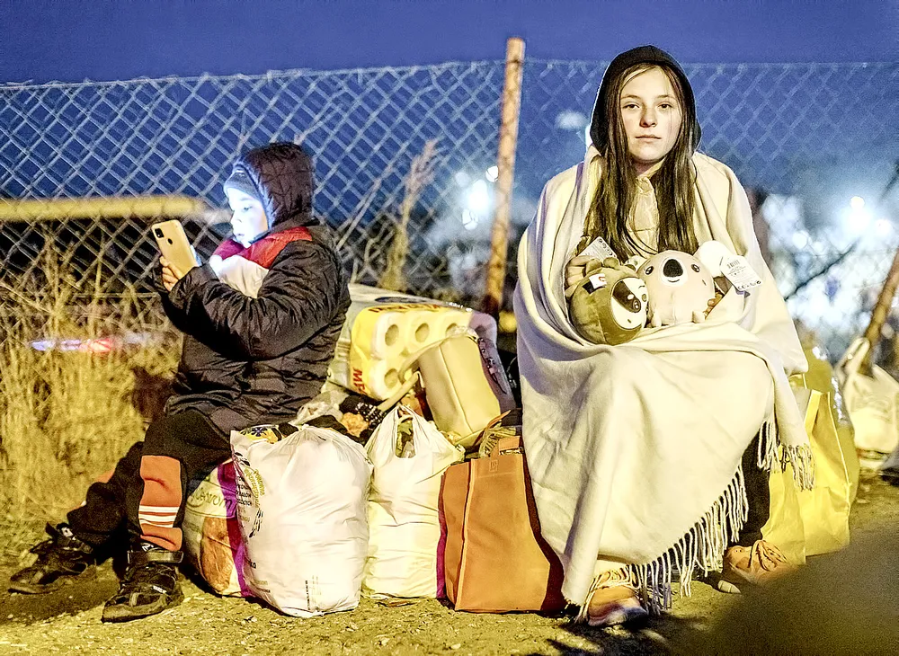 Ngày 24-2-2022, Nga bắt đầu chiến dịch quân sự đặc biệt tại Ukraine. Xung đột nghiêm trọng và chưa có dấu hiệu dừng lại, đẩy quan hệ Nga - phương Tây vào vòng xoáy đối đầu mới. Trong ảnh: Trẻ em Ukraine ở Lviv sơ tán tới khu vực biên giới giáp miền Đông Ba Lan tránh xung đột. Ảnh: AFP/TTXVN