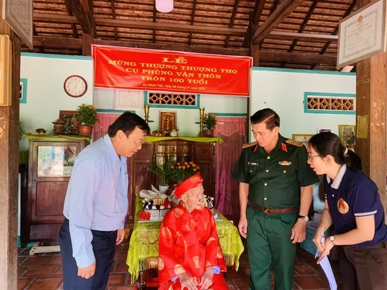 Lãnh đạo TPHCM thăm, chúc tết các gia đình có công và có hoàn cảnh khó khăn. Ảnh: CHÍ THẠCH