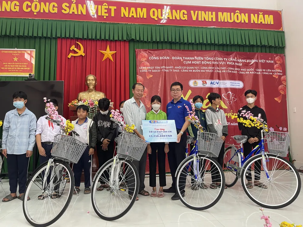 Đoàn thanh niên Tổng công ty Cảng hàng không tặng học bổng cho học sinh nghèo tại huyện Vũng Liêm, tỉnh Vĩnh Long
