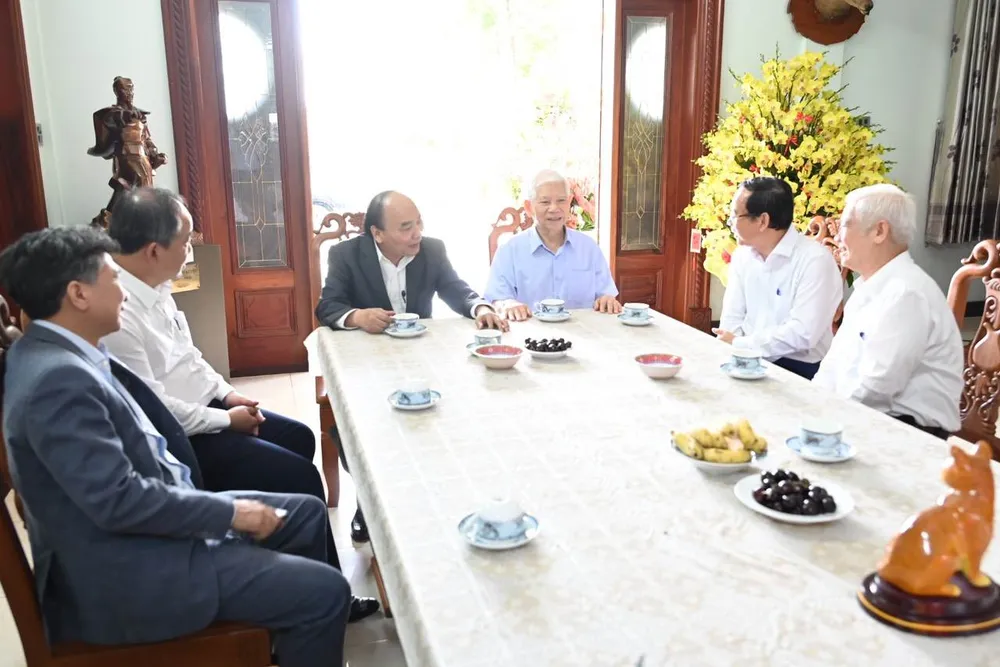 Chủ tịch nước Nguyễn Xuân Phúc thăm, chúc tết nguyên Chủ tịch nước Nguyễn Minh Triết. Ảnh: VĂN MINH