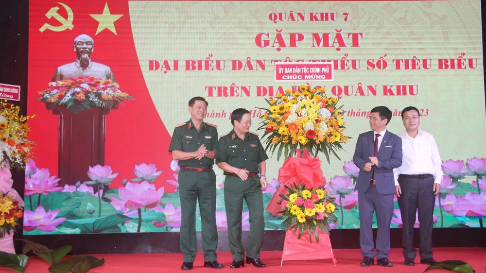 Lãnh đạo Ủy ban Dân tộc Chính phủ tặng hoa chúc mừng Đảng ủy - Bộ Tư lệnh Quân khu 7