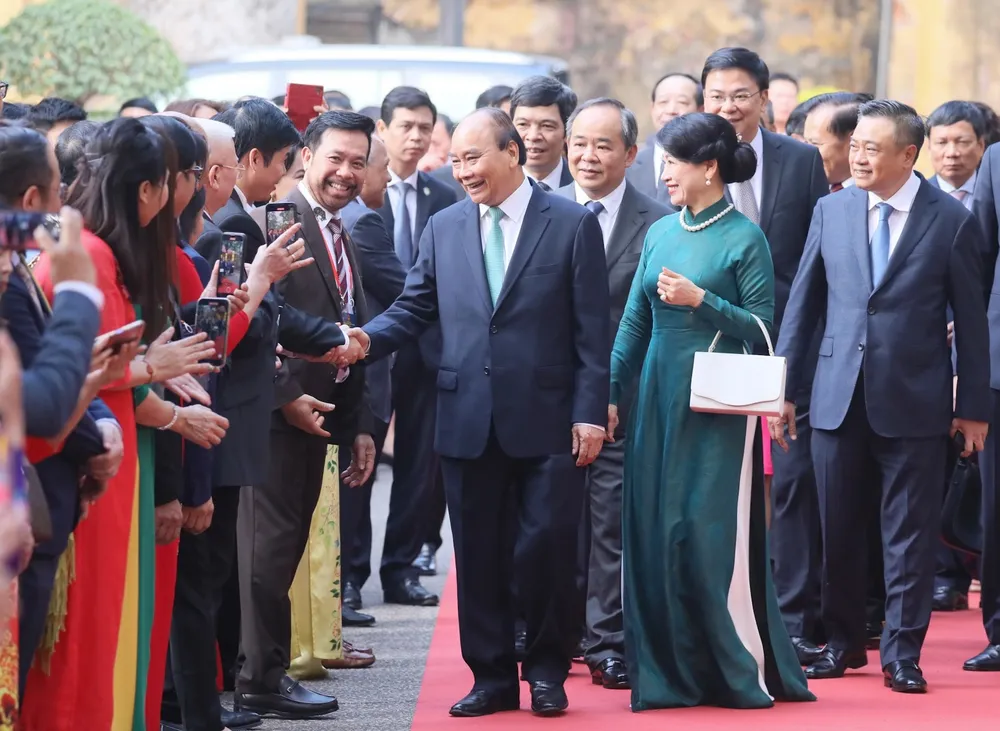 Chủ tịch nước Nguyễn Xuân Phúc và phu nhân thăm hỏi kiều bào tại Khu di tích Hoàng thành Thăng Long, Hà Nội. Ảnh: VIẾT CHUNG